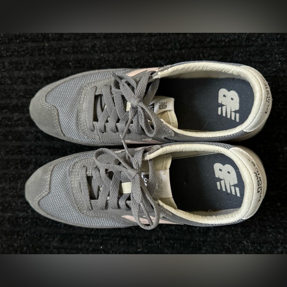 Used New Balance 620 in grey and pink US size 6.5. - Picture 2 of 3